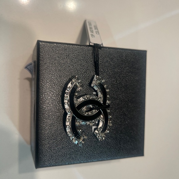 Authentic Chanel brooch - Picture 5 of 5